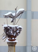 Eisenfigur »Storch und Nest«. Figur auf Sandsteinsäulen aus Eisenschrott und Edelstahl. Ca. 4 Meter hoch. Standort: Dorfplatz in Alitzheim. 